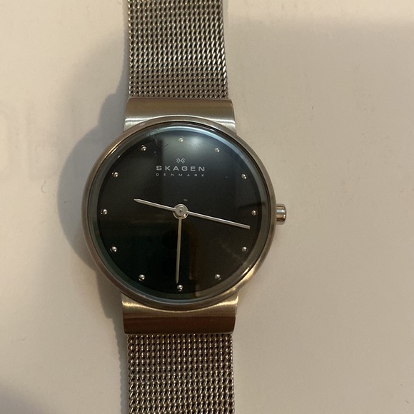 Skagen stainless steel mesh band with black face. - Picture 4 of 4